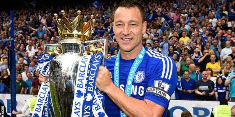 John Terry nâng cúp Ngoại hạng Anh cùng Chelsea